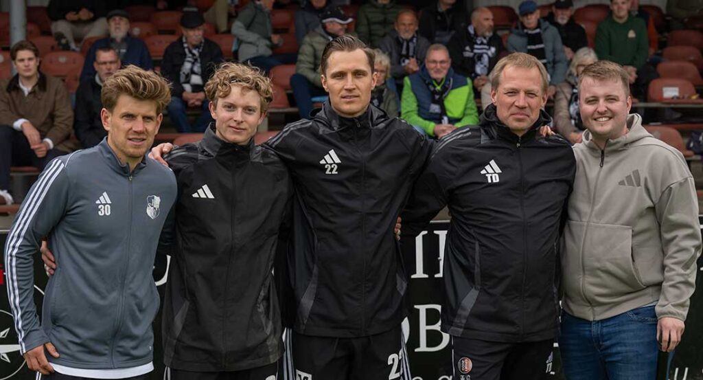 Hannes Nissen (Geschäftsführer Heider SV Liga GmbH) bei der Verabschiedung von Co-Trainer Tobias Dau, Manuel Lorenzen, Bennit Rohloff, Björn Lambach (v. r.). © 2026 Volker Schlichting