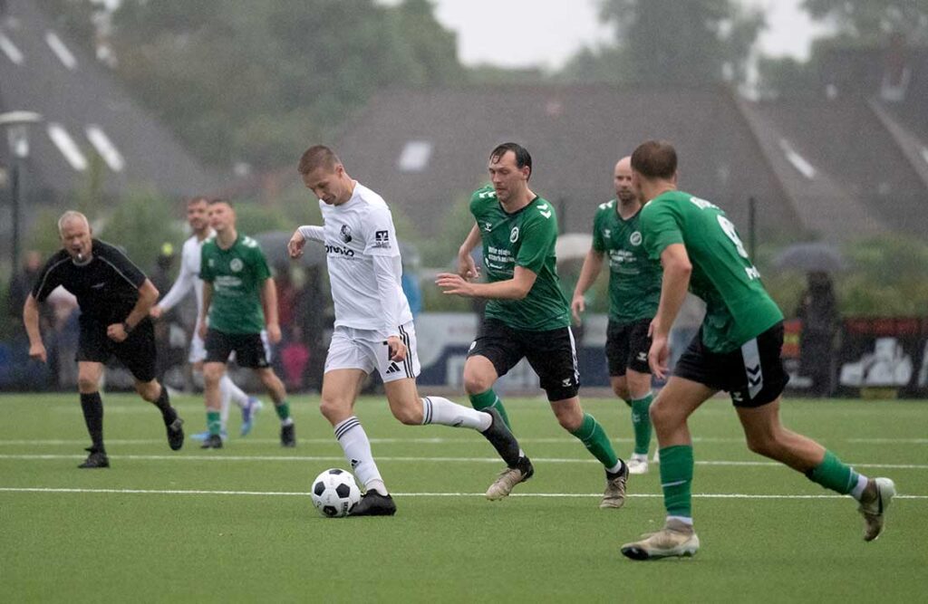 Marvin Wolf (Heider SV), Torschütze zum 6:2, ist nicht aufzuhalten vom FC Burg. © 2025 Volker Schlichting Marvin Wolf (Heider SV), Torschütze zum 6-2, ist nicht aufzuhalten vom FC Burg. © 2025 Volker Schlichting