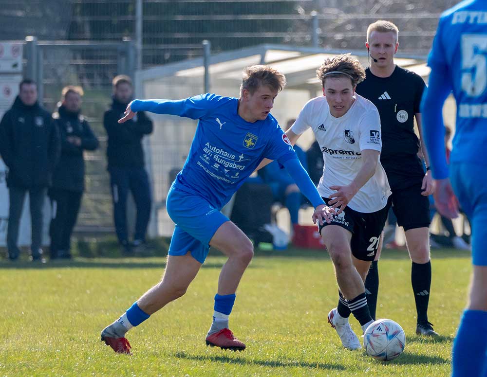 Thede Reimers (re., Heider SV) attackiert Finn Clausen (Eutin 08). © 2025 Volker Schlichting Thede Reimers (re., Heider SV) attackiert Finn Clausen (Eutin 08). © 2025 Volker Schlichting
