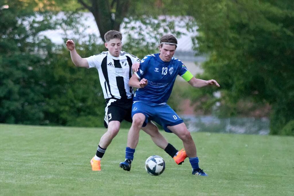 Linksverteidiger Linus Mordhorst (Heikendorfer SV, der hier Jakob Reimansteiner (TSV Plön) stellt, machte wie auf der rechten Seite Tim Marquardt seine Seite sehr gut zu. © 2026 Ismail Yesilyurt