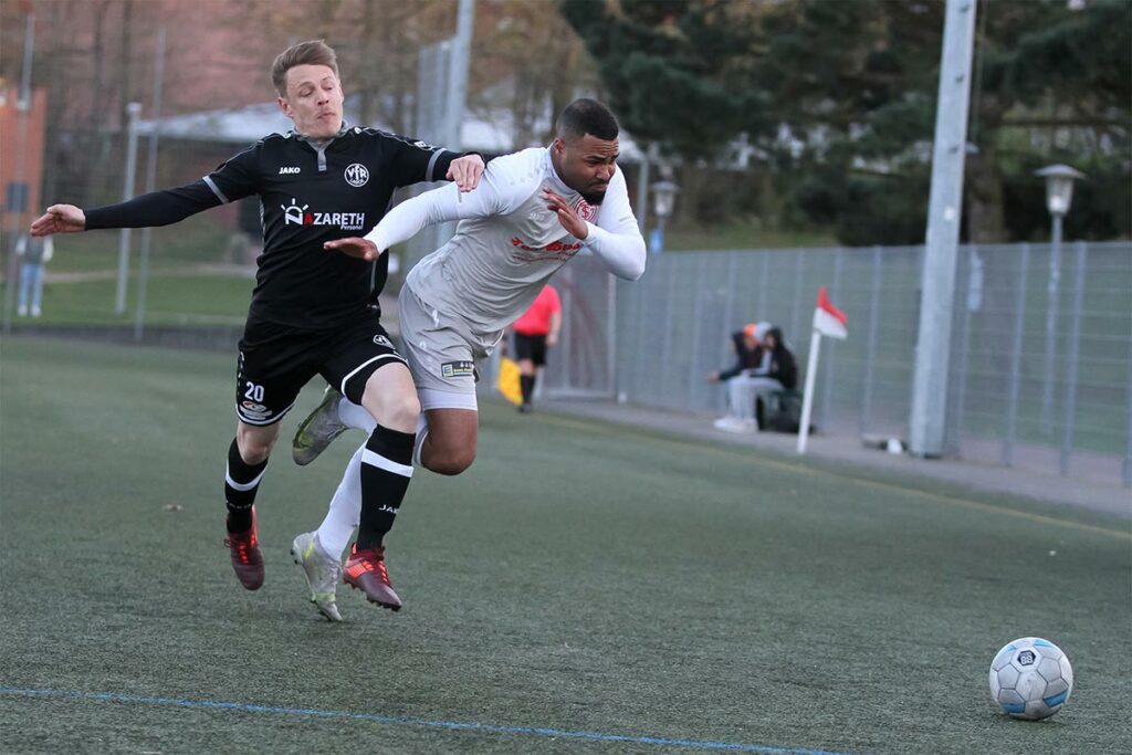 Chikere Popiol (re., Schönkirchen), der seine Aufgabe als Verteidiger gut erledigte, wird bei seinem Offensivdrang durch ein Foul von Steven Kuehl gestoppt. © Ismail Yesilyurt