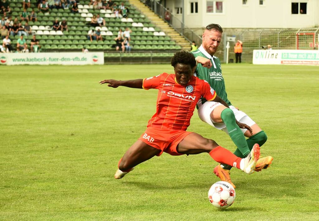 Amoro Diedhiou (Bremer SV) gegen Pierre Becken (VfB Lübeck). © 2025 Olaf Wegerich Amoro Diedhiou (Bremer SV) gegen Pierre Becken (VfB Lübeck). © 2025 Olaf Wegerich