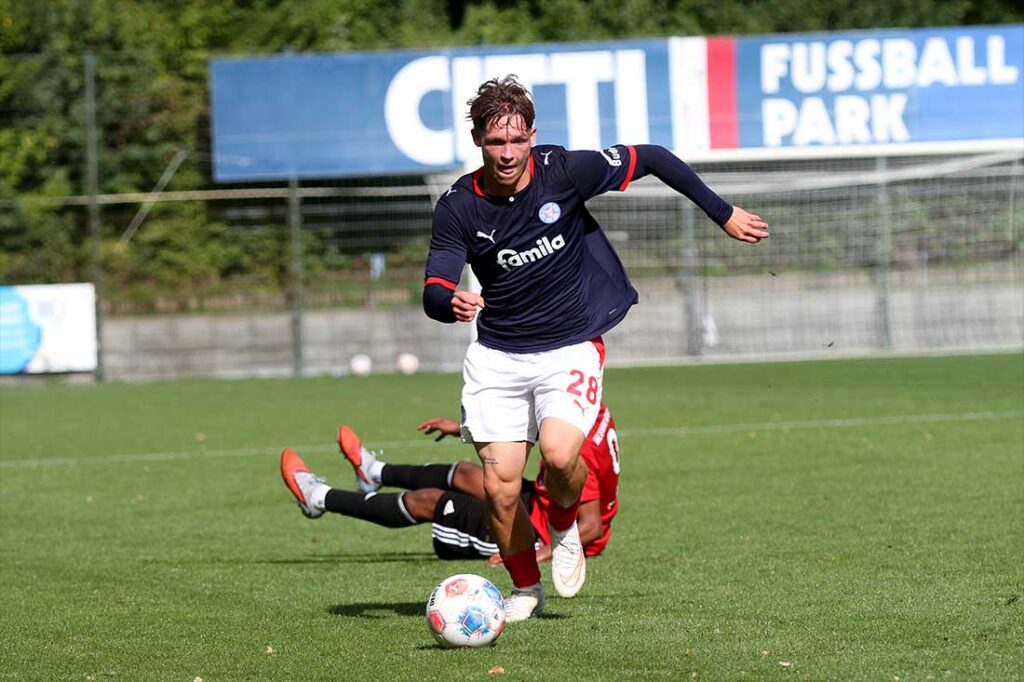 Leland-Jordan Junge (Holstein Kiel II) startet seinen Tempolauf zum 2-0. © 2026 Ismail Yesilyurt Leland-Jordan Junge (Holstein Kiel II) startet seinen Tempolauf zum 2-0. © 2026 Ismail Yesilyurt