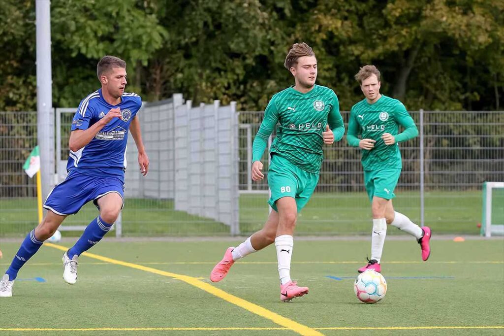 Din Mehanovic (re., im Trikot des TSV Klausdorf) von der Probsteier SG spielt eine herausragende Saison, die mit bisher mit unglaublichen 20 Toren garniert ist. © Ismail Yesilyurt Din Mehanovic (re., TSV Klausdorf) trifft zum 2-1-Endstand gegen Rot-Schwarz Kiel. 2024 Ismail Yesilyurt