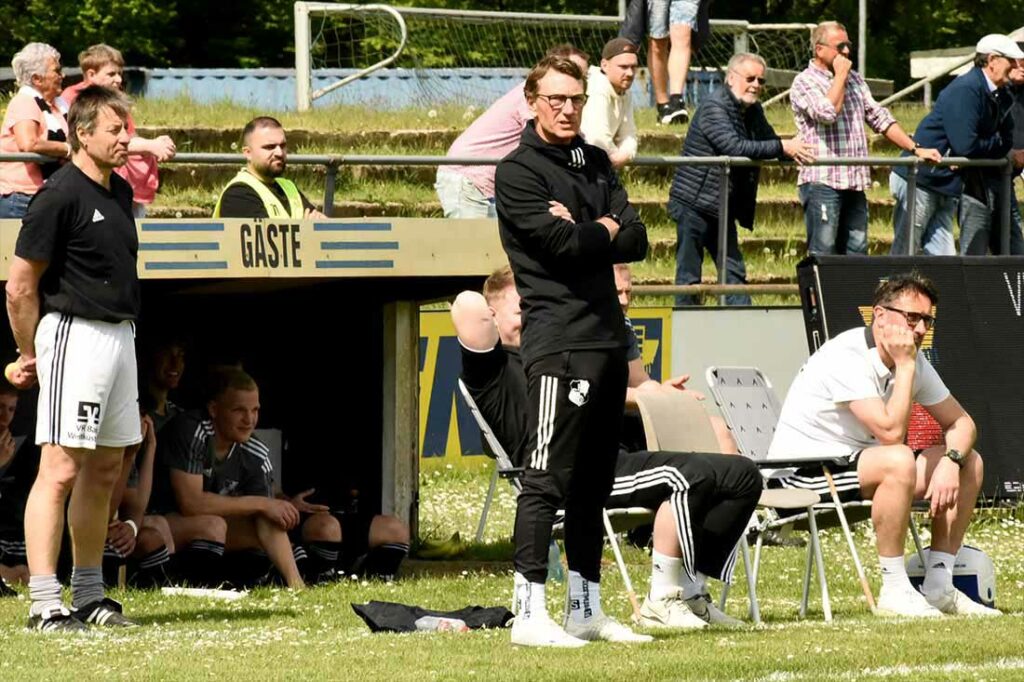 Coach Markus Wichmann (mitte, Heider SV) an seiner alten aktiven Wirkungsstätte. © 2024 Olaf Wegerich Coach Markus Wichmann (mitte, Heider SV) an seiner alten aktiven Wirkungsstätte. © 2024 Olaf Wegerich