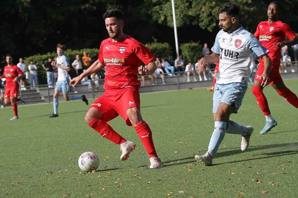 Yasin Akbaba (Inter Türkspor) hat wieder richtig antizipiert und ist vor Anas Ali Khan (Weiche Flensburg 08 II) am Ball. © 2023 Ismail Yesilyurt