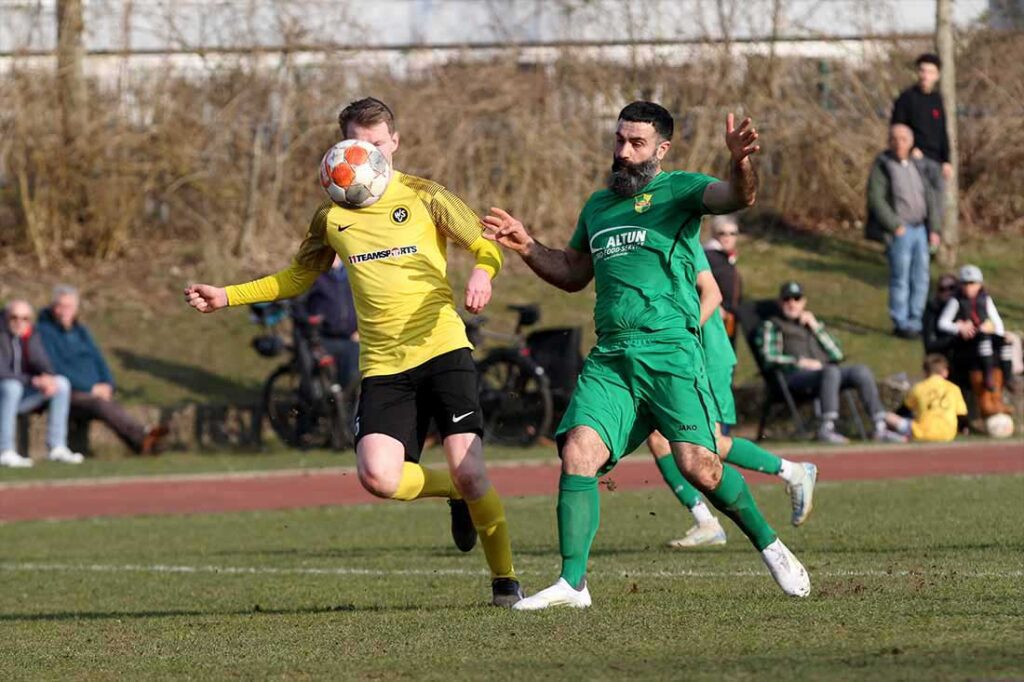 Dieser Ball vom Ramazan Kaya (MED SV) fliegt ins falsche Netz. Links Andre Wittern (Wiker SV). © 2025 Ismail Yesilyurt