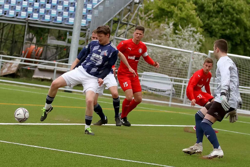Die TSV-Abwehr um Felix Wagner (li.) gewährte dem TuS Jevenstedt zu viel Platz (Szene aus dem Spiel bei Kilia). © Ismail Yesilyurt