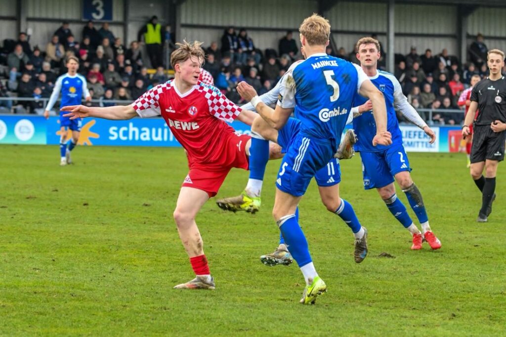 Lucas Schulze (Eintracht Norderstedt) gegen Peer Mahncke (BSV Kickers Emden). © 2025 Eintracht Norderstedt Lucas Schulze (Eintracht Norderstedt) gegen Peer Mahncke (BSV Kickers Emden). © 2025 Eintracht Norderstedt
