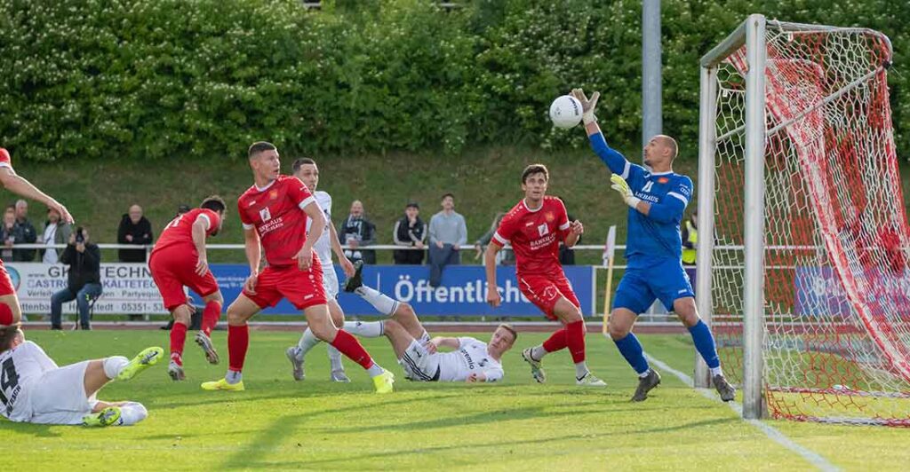 Mit einem Reflex kann Schöningens Keeper Sabri Vaizovdas 0:1 verhindern. © 2025 Volker Schlichting Mit einem Reflex kann Schöningens Keeper Sabri Vaizovdas 0:1 verhindern. © 2025 Volker Schlichting