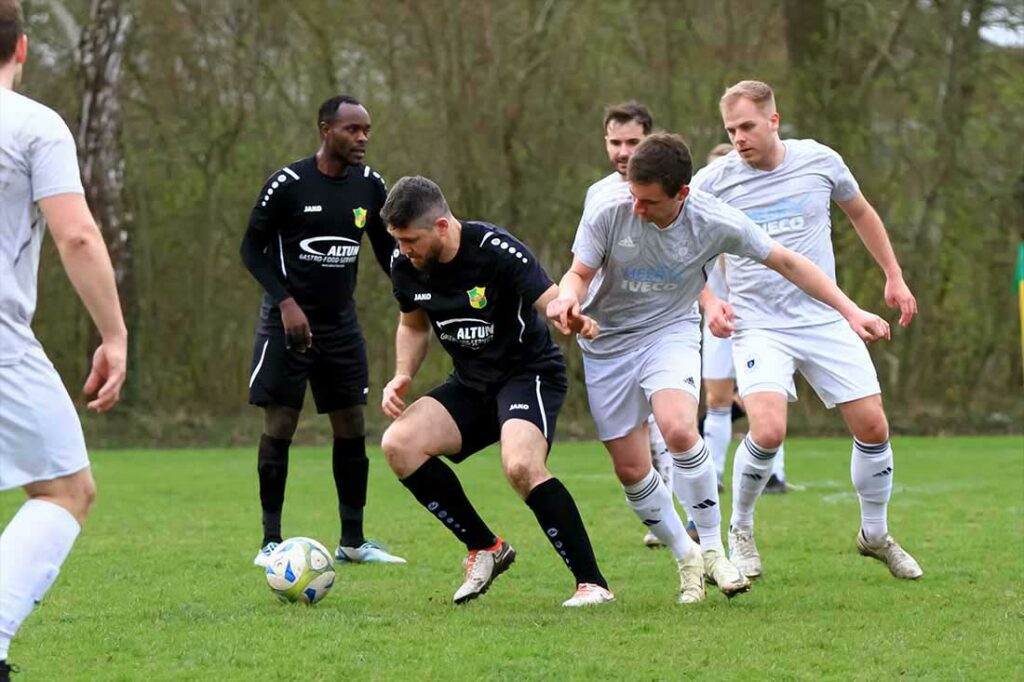 Rami Ismail (MED SV) lässt hier Robin Grosnick (TSV Selent) ins Leere laufen. © 2024 Ismail Yesilyurt Rami Ismail (MED SV) lässt hier Robin Grosnick (TSV selent) ins Leere laufen. © 2024 Ismail Yesilyurt