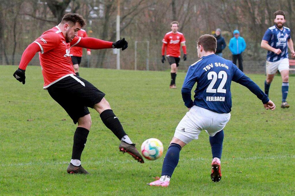 Transferhammer: Eidertal verpflichtet Profi Manuel Schwenk

Das ist mal eine Hausnummer! Christopher Foley, Abteilungsleiter und sportlicher Leiter der SpVg Eidertal Molfsee in Personalunion, umschreibt seinen letzten Coup als „absoluten Volltreffer für uns“. Mit Manuel Schwenk wird zukünftig in den Reihen des Landesligisten aus der Schleswig-Staffel ein ehemaliger Fußball-Profi aktiv sein. Der Ex-Profi vom 1. FC Heidenheim, Eintracht Braunschweig und Holstein Kiel beendet seine Karriere im hochbezahlten Fußball. 

Kontakt zu Manuel Schwenk über Kenneth Kronholm
In Eidertal trifft der 31-Jährige auf einen weiteren Ex-Profi und -Storch. Der ehemalige Holstein-Keeper Kenneth Kronholm ist beim Team von Michael Rohwedder als Torwarttrainer in Funktion. Kronholm ist zudem als Spielerberater seiner Agentur Kronnect tätig. „Der Kontakt entstand über Kenneth Kronholm. Die sind ja bekannt und schon lange befreundet“, ergriff Foley die Gelegenheit, Schwenk bei seiner Veränderung und seinem Abschied aus dem Profibereich mit viel Charme vom Projekt in Molfsee zu überzeugen. Schwenk, der zuletzt in der Regionalliga Nord als Führungsspieler für Holstein Kiel II stürmte, machte sich zudem bei den Spielen der Eidertaler ein eigenes Bild seiner zukünftigen sportlichen Heimat.

„Ich kenne keinen Spieler mit Ball am Fuß, der so viele fußballerische Lösungen generiert, wenn er auf die Kette zuläuft“, schwärmt Foley, dem es innerhalb kürzester Zeit gelungen ist, die Sportvereinigung im Süden von Kiel auf eine solide und erfolgreiche Basis zu stellen.

Marco Wiegand, Christian Alberts und Kristof Koop auch Eidertaler
Auch die weiteren Neuzugänge mit Marco Wiegand (Heider SV), Christian Alberts (TSV Kronshagen) und Kristof Koop (Rot-Schwarz Kiel) sorgen für eine gute Entwicklung der Eidertaler. „Bei der Auswahl unserer Neuzugänge haben wir großen Wert darauf gelegt, dass die Jungs uns nicht nur sportlich weiterhelfen, sondern vor allem auch menschlich zu uns passen. Dies ist uns mit Manu, Marco, Christian und Kooper definitiv gelungen“, betonte Foley, der als Trainer der zweiten Mannschaft zuletzt sensationell den Flens-Cup Meister der Meister in Malente gewann.

Tjark Gutzeit mit Doppelfunktion
Veränderungen gibt es auch im Umfeld: Tjark Gutzeit wird - wie auch Nedim Hasanbegovic - zukünftig als spielender Co-Trainer Michael Rohwedder unterstützen, um „Abläufe zu optimieren und das Training weiter qualitativ aufzuwerten“.

Mit Julian Poltrock hat der Landesligist, der die Saison 2022/23 auf Platz 5 beendete, einen engagierten und kompetenten Physiotherapeuten für sich gewinnen können. „Julian freut sich riesig auf die neue Aufgabe und wird uns mit seiner Expertise tatkräftig unterstützen“, freut sich der Abteilungsleiter, dass man sich im Team um das Team weiter professionalisiert.

Gute Entscheidungen als Basis für Auftrieb
„Für mich ist es einfach wichtig, seitdem ich das ja letzten Sommer übernommen haben, dass die Leute merken, dass wir gute Entscheidungen treffen. Wir machen keine verrückten Sachen. Das, was wir machen, das machen wir mit Leidenschaft“, werden Moritz Neumann, Finn Langkowski und Fabian Schwaßmann intern in die zweite Mannschaft wechseln. Der einzige externe Abgang wird Sahand Hamed, der sich aktuell auf Vereinssuche befindet, sein. „Und wenn ich mir jetzt die Transfers angucke, die eingetütet habe für den Sommer, bin ich guter Dinge, dass wir nächstes Jahr angreifen können.“