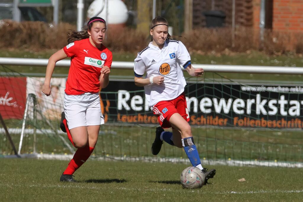 Sophia Schalke ist in dieser Szene schneller als Hamburgs wieselflinker rechter Läufer Maya Krieter. © Ismail Yesilyurt