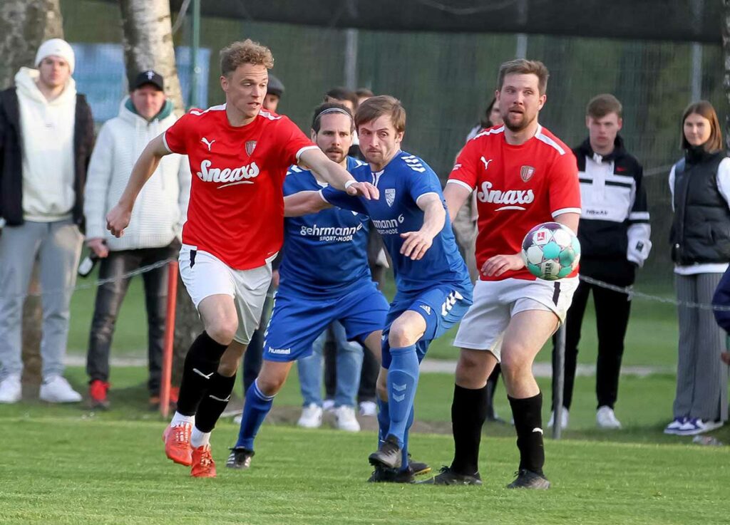Heiner Boeck (TSV Plön), zwischen Thies Borchardt (li.) und Tobias Nehren (RS Kiel), ist auch ein wichtiger Baustein der Schlossstädter.