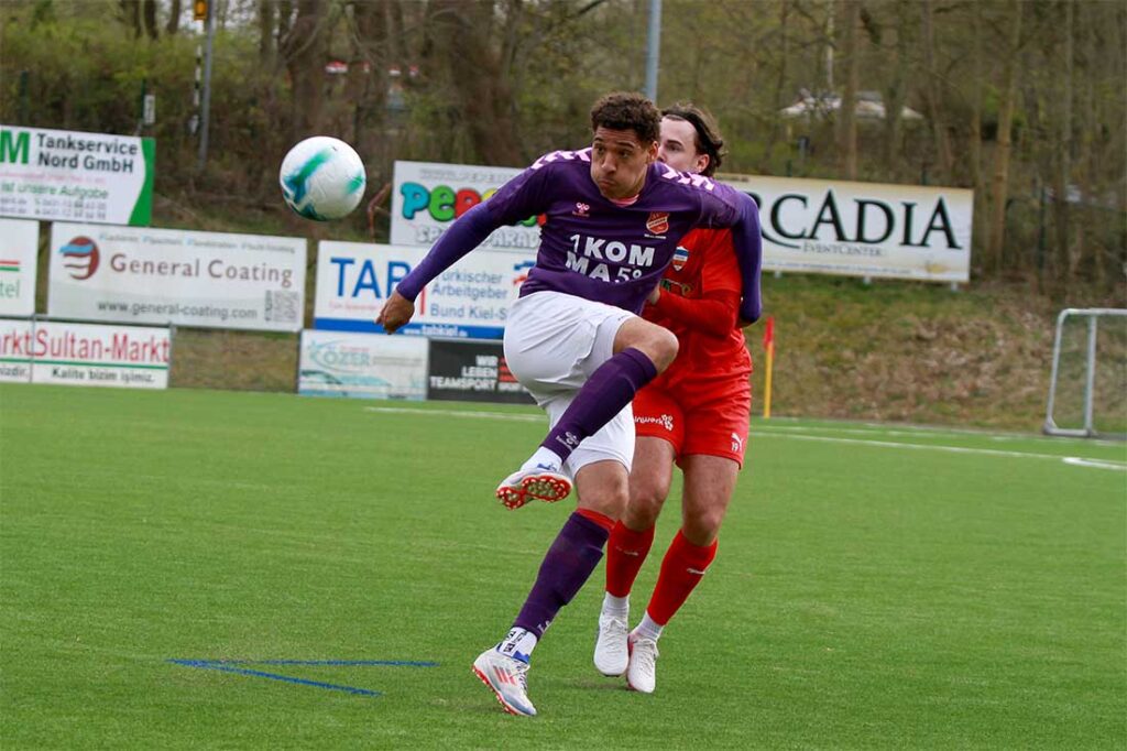 Jens Wollesen (SV Eichede) schirmt den Ball gegen Moritz Haye (Inter Türkspor Kiel) ab. © 2026 Ismail Yesilyurt Jens Wollesen (SV Eichede) schirmt den Ball gegen Moritz Haye (Inter Türkspor Kiel) ab. © 2026 Ismail Yesilyurt
