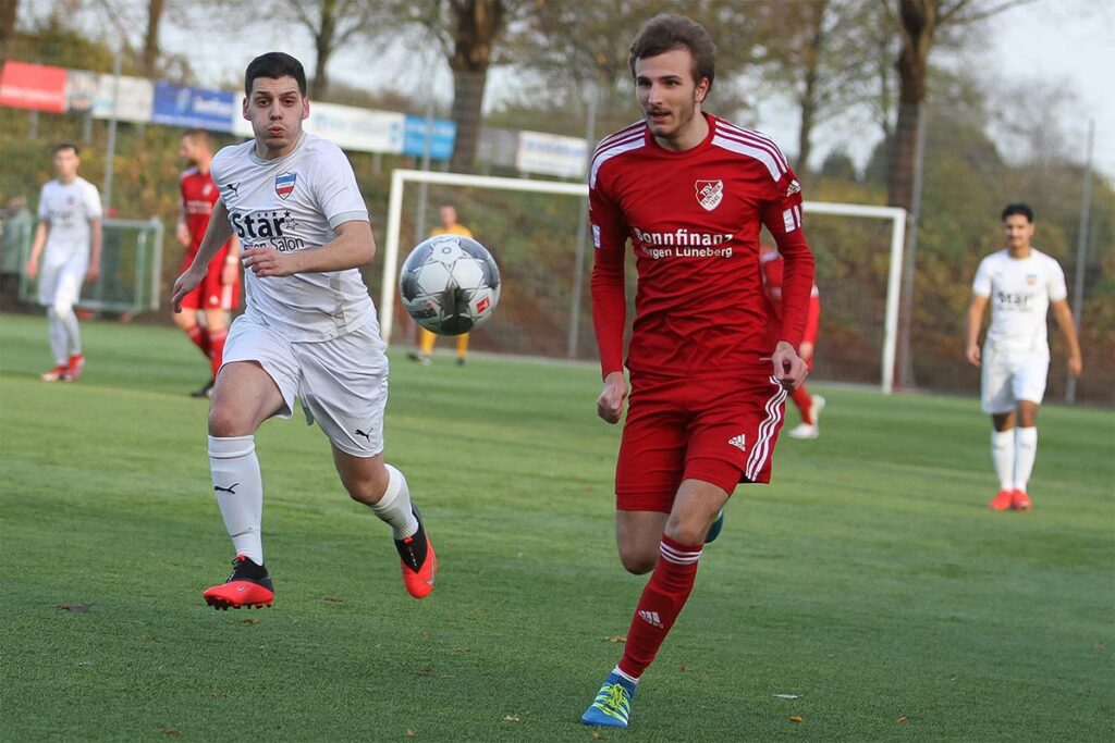 Tim Hartlep (re., TSV Flintbek) zeigte ein starkes Finish mit einem Doppelpack kurz vor dem Ende zum 4zu3-Erfolg. © Ismail Yesilyurt