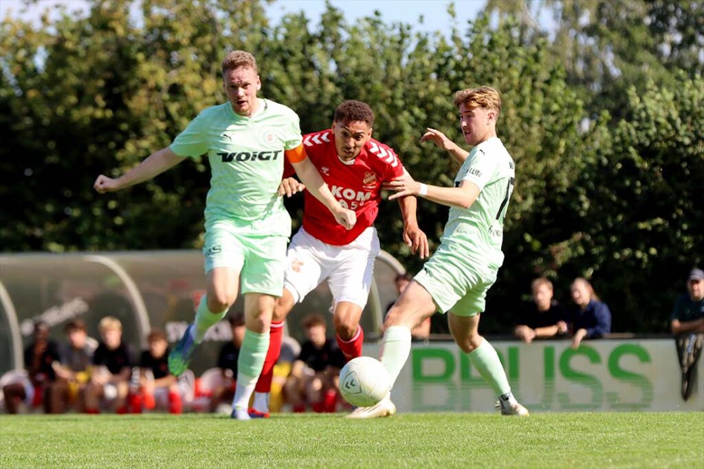 Jens Wollesen (Eichede) gegen Timo Barendt (li.) und Meiko Werner (PSV Neumünster).  © 2025  Johannes Kramer-SV Eichede