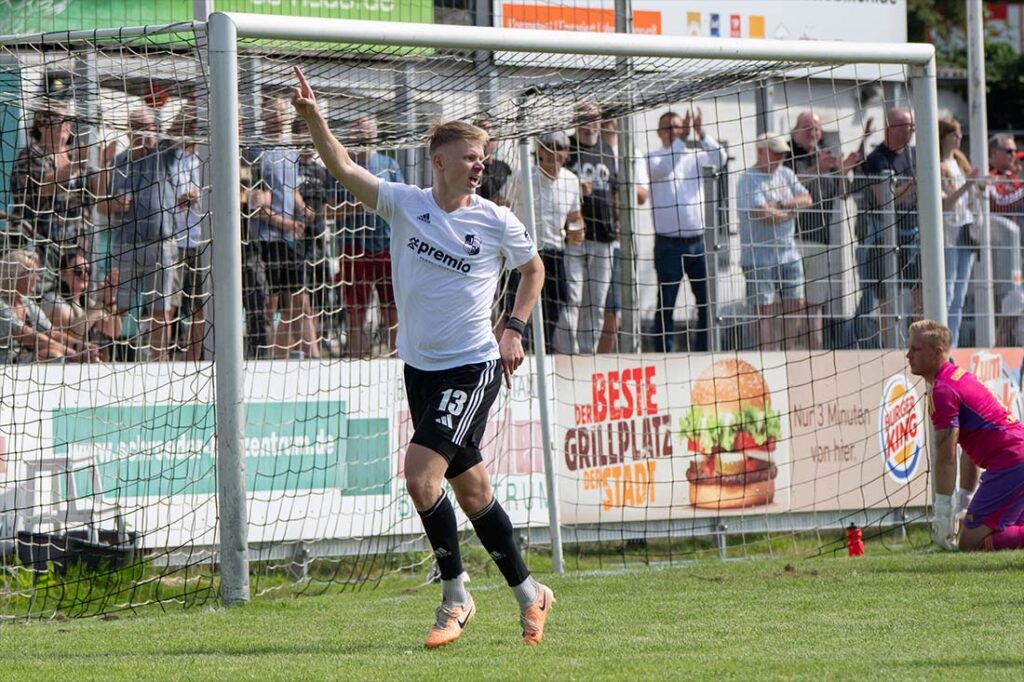 Hendrik Fleige (Heider SV). © 2025 Volker Schlichting Jubelt Hendrik Fleige (Heider SV) auch im Topspiel gegen die U23 von Holstein Kiel. © 2025 Volker Schlichting