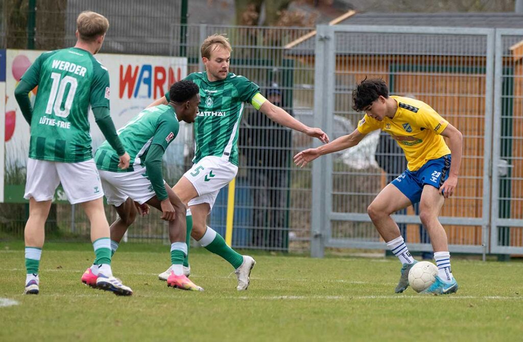 Pech für Falk Schmidt (SV Todesfelde), der hier gegen 3 Bremer andribbelt - gleich nach der Pause gibt es die zweite gelbe Karte. © 2025 Volker Schlichting