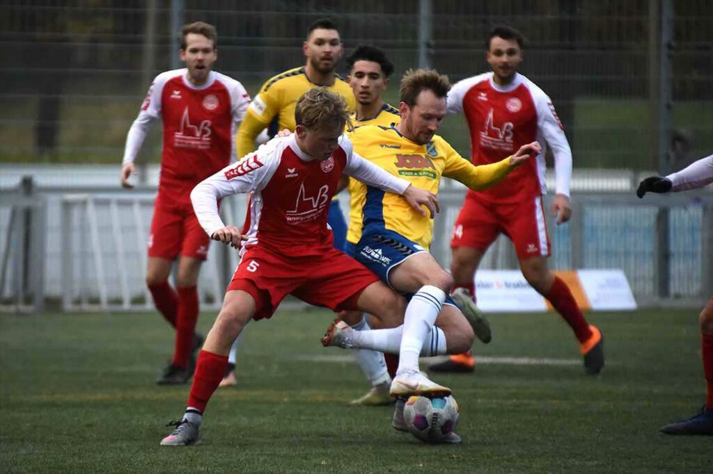 Marco Pajonk (SV Todesfelde), hier im Spiel gegen Jonas Evers (li, Bordesholm) verwandelt seinen Elfer zum 1-0. © 2023 Olaf Wegerich