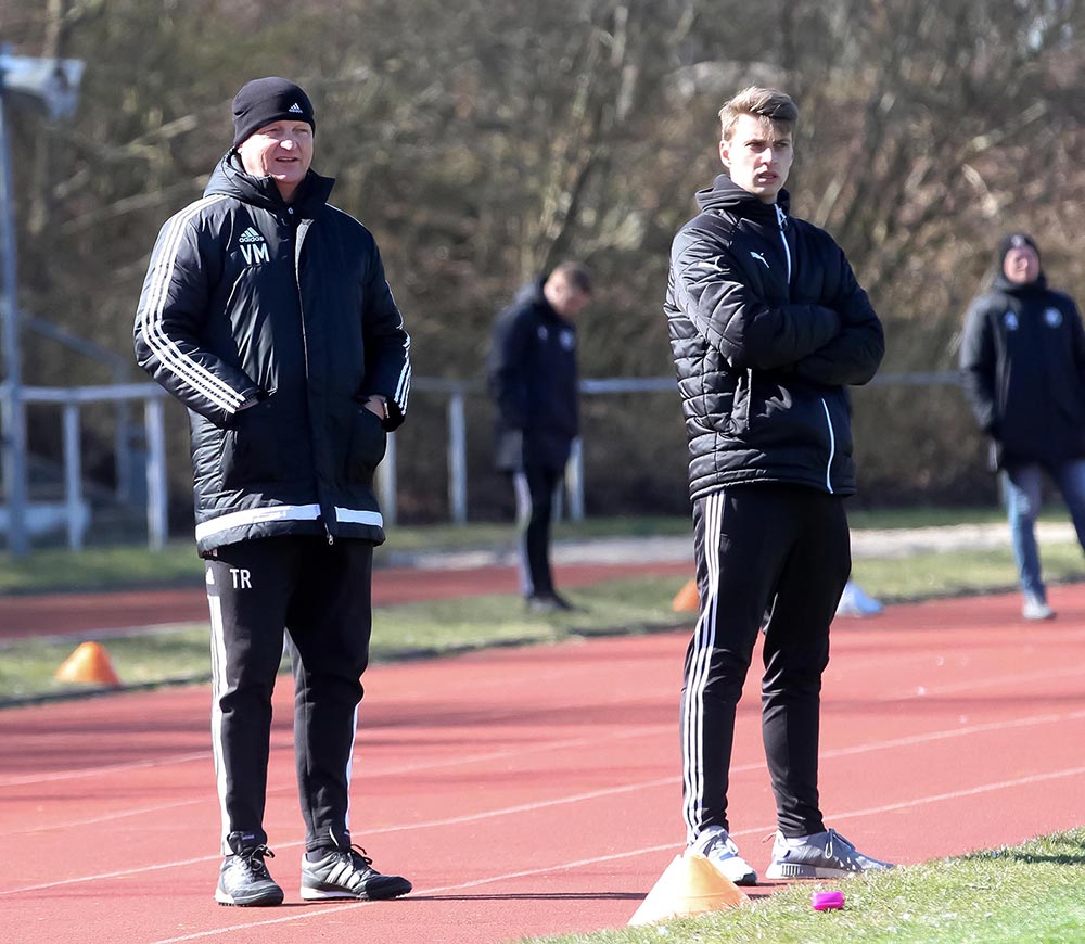 Gemischte Gefühle bei Volkmar Meyer (li., TSV Altenholz)) und Co Freddy Asmussen - einen Punkt gewonnen, einen Spieler verloren. © Ismail Yesilyurt