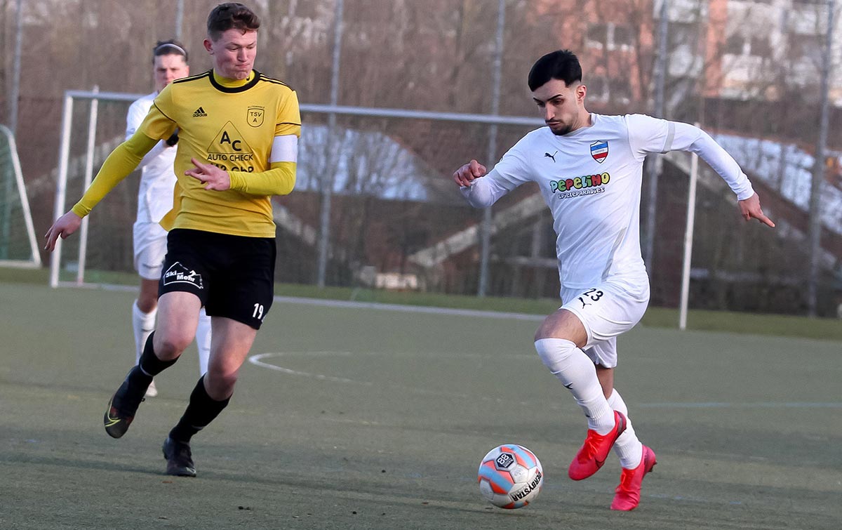 Der Altenholzer Kapitän Jon Jessen (li.) musste auch vorzeitig von Bord, rechts Muhammet Tasci (Inter Türkspor). © Ismail Yesilyurt
