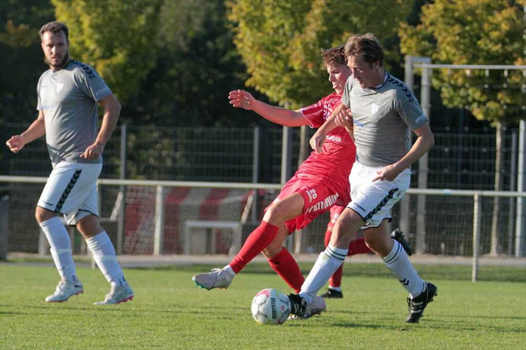 Tobias Wilfert (TSV Plön) setzt sich im Mittelfeld gegen Nils Otten (re., Gettorfer SC) durch. Links Philipp Grandt. © 2024 Ismail Yesilyurt