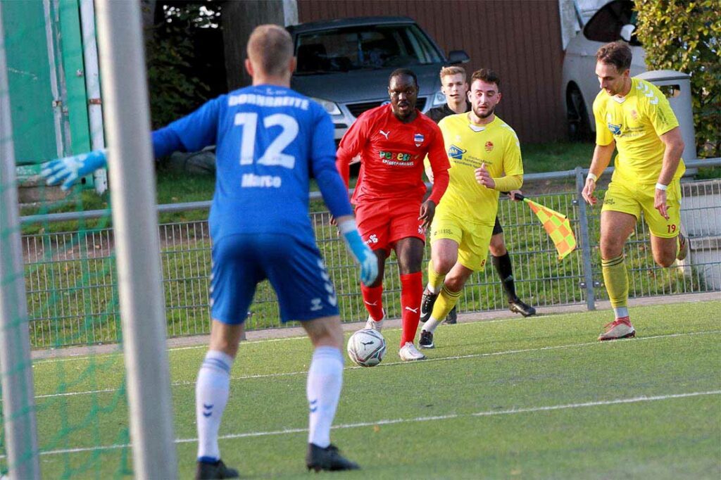 Kurz vor dem Elfmeter - Moshood Adesanya (li., Inter Türkspor) wird gleich von Janek Brandt zu Fall gebracht. © 2022 Ismail Yesilyurt