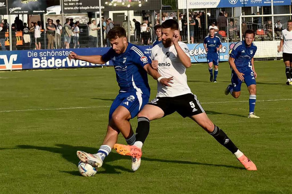 Florian Kuklinski (Rotenhof) gegen Patrick Storb (Heider SV). © 2024 Olaf Wegerich Florian Kuklinski (Rotenhof) gegen Patrick Storb (Heider SV). © 2024 Olaf Wegerich