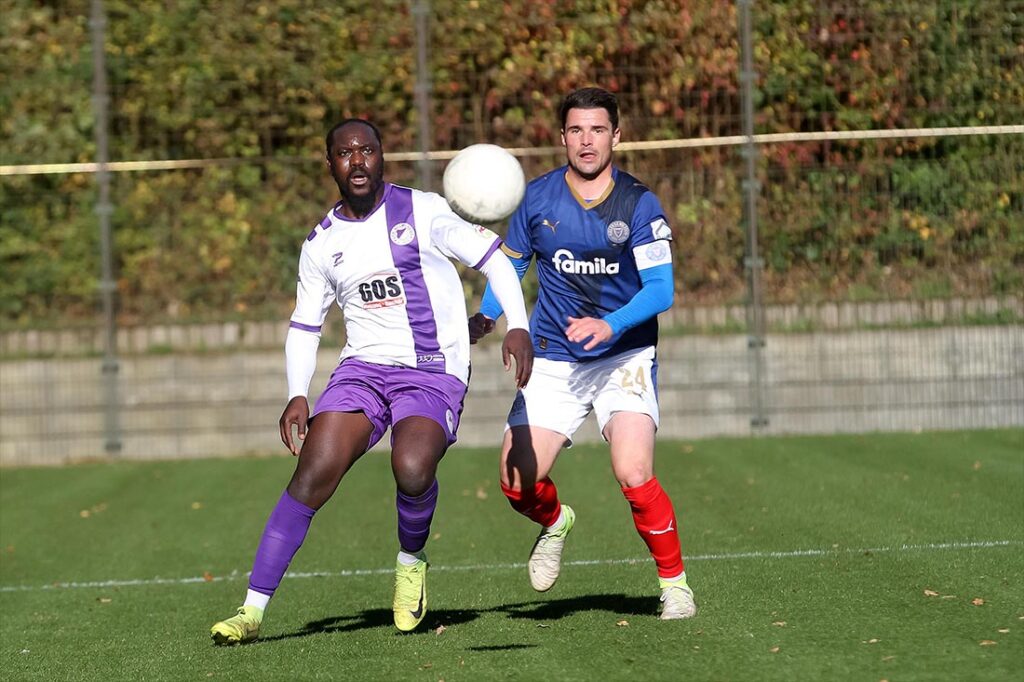 Moshood Adesanya (VfR Neumünster) gegen Malte Petersen (Holstein Kiel II) im Topspiel. © 2025 Ismail Yesilyurt Moshood Adesanya (VfR Neumünster) gegen Malte Petersen (Holstein Kiel II) im Topspiel. © 2025 Ismail Yesilyurt