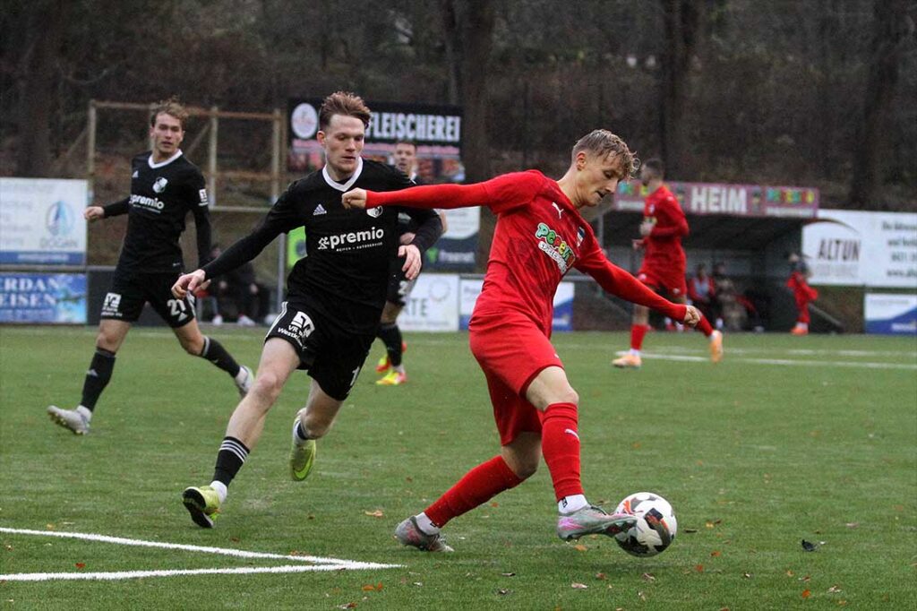 Justin Petersen (Inter Türkspor Kiel), hier gegen Mathis Harms (li., Heider SV) im Zweikampf, hat vor der Winterpause mit Topleistungen und Toren überzeugt. © 2025 Ismail Yesilyurt