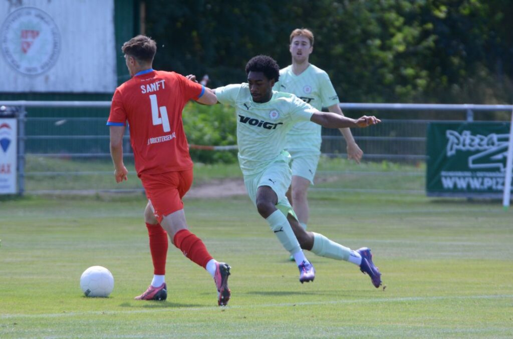 Sanft (Drochtersen U 23) gegen Denzel Imasün (PSV Neumünster). © 2026 Olaf Wegerich Sanft (Drochtersen U 23) gegen Denzel Imasün (PSV Neumünster). © 2026 Olaf Wegerich
