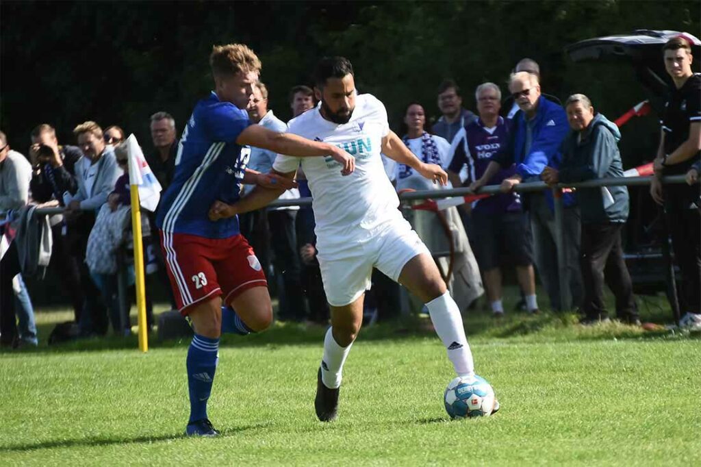 Sabri Nasri (VfR Neumünster) schirmt den Ball geschickt gegen Tom Lemke ab (li., Eidertal). Quelle: Olaf Wegerich
