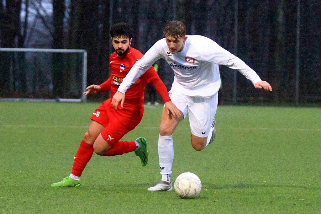 Szene aus dem Hinspiel zwischen Abbas Sharba (li, Inter Türkspor Kiel) und Bennet Reimer (TSV Nordmark Satrup).  © 2023 Ismail Yesilyurt