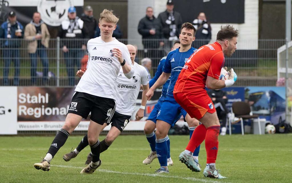 Keeper Justin Sörensen (TuS Rotenhof) hielt, was zu halten war. © 2026 Volker Schlichting Keeper Justin Sörensen (TuS Rotenhof) hielt, was zu halten war. © 2026 Volker Schlichting