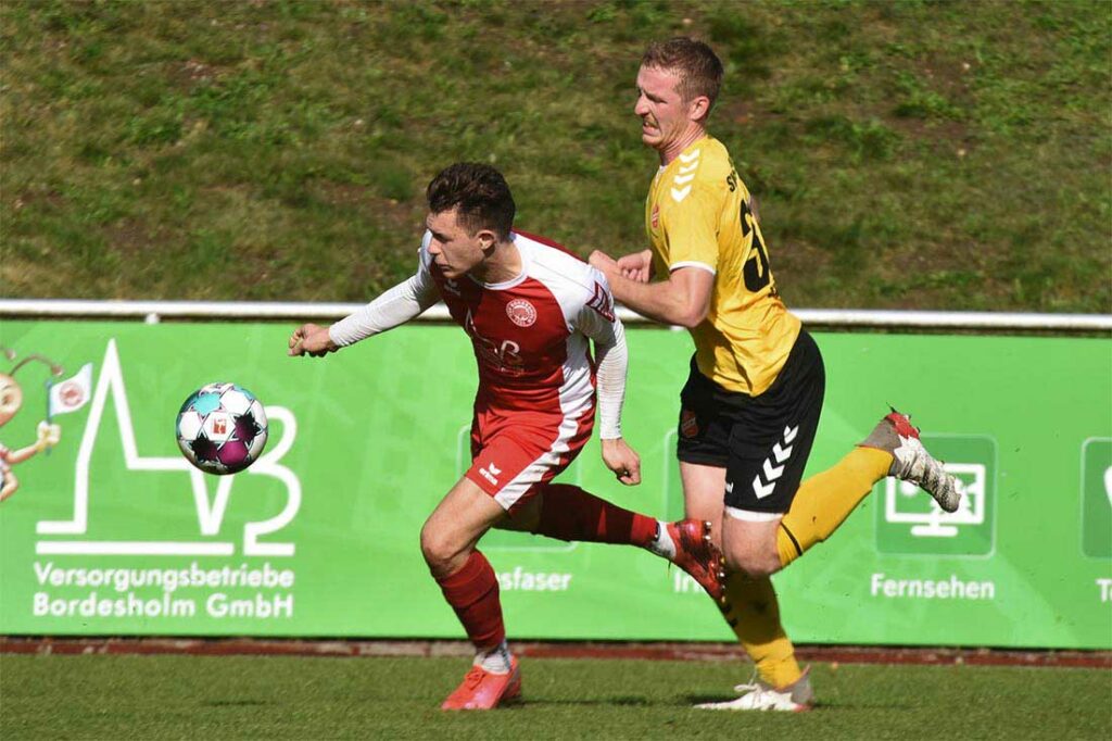 Alexander Gerst (li., Bordesholm) versucht, Peer Maurice Ehlers (Eichede) zu entwischen. © 2022 Olaf Wegerich. Alexander Gerst (li., Bordesholm) versucht, Peer Maurice Ehlers (Eichede) zu entwischen. © 2022 Olaf Wegerich.