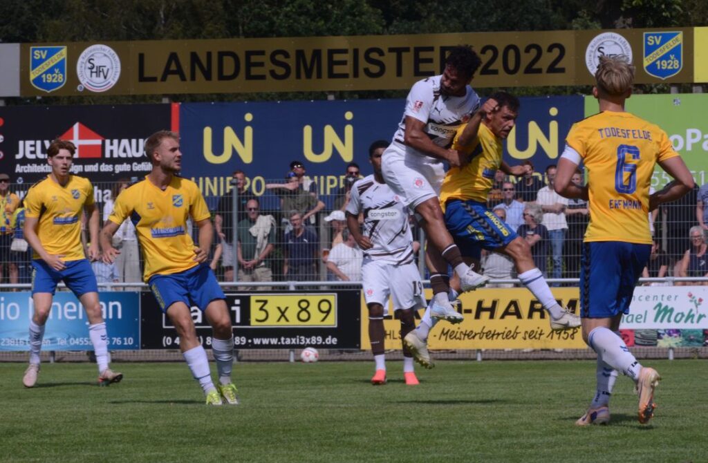 Mirko Boland (Todesfelde) wird hart bedrängt. © 2026 Olaf Wegerich Jack Wardius (St.Pauli) gegen Pawel Erfmann (Todesfelde). © 2026 Olaf Wegerich