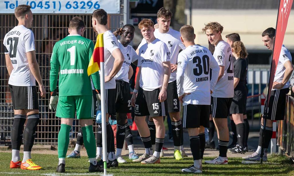 Vorfreude beim Heider SV auf das Match in Lübeck beim FC Dornbreite. © 2025 Volker Schlichting Vorfreude beim Heider SV auf das Match in Lübeck beim FC Dornbreite. © 2025 Volker Schlichting