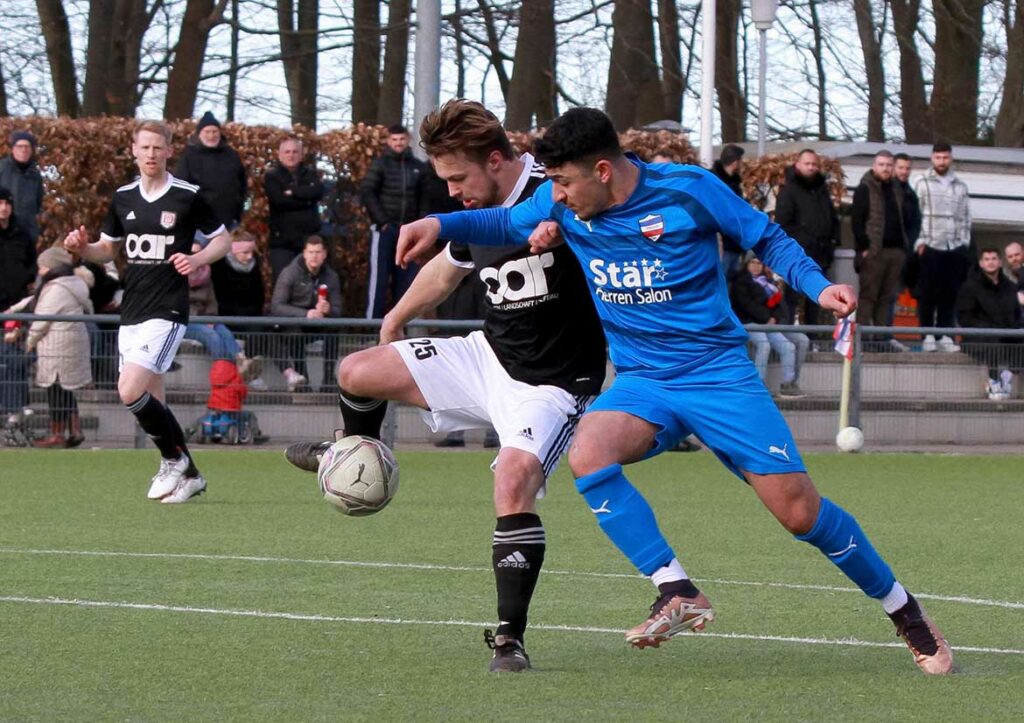 Saisontreffer Nummer 5 für Lasse Schwind (li., MTV Dänischenhagen, gegen Badreddin Hamze (Inter Ii)) per Foulelfmeter. © 2023 Ismail Yesilyurt