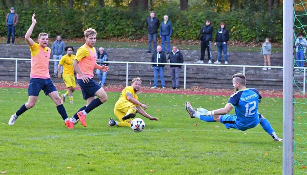 Franko Milbradt (SVE Comet Kiel) trifft im Fallen zum 1:0. © 2025 Jörg Moritz Franko Milbradt (SVE Comet Kiel) trifft im Fallen zum 1:0. © 2025 Jörg Moritz