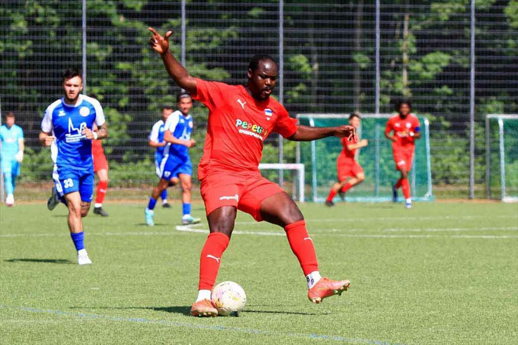 Mit Moshood Adesanya verlassen mehr als nur 17 Tore Inter Türkspor Kiel zum VfR Neumünster. 2024 Ismail Yesilyurt Mit Moshood Adesanya verlassen mehr als nur 17 Tore Inter Türkspor Kiel zum VfR Neumünster. 2024 Ismail Yesilyurt