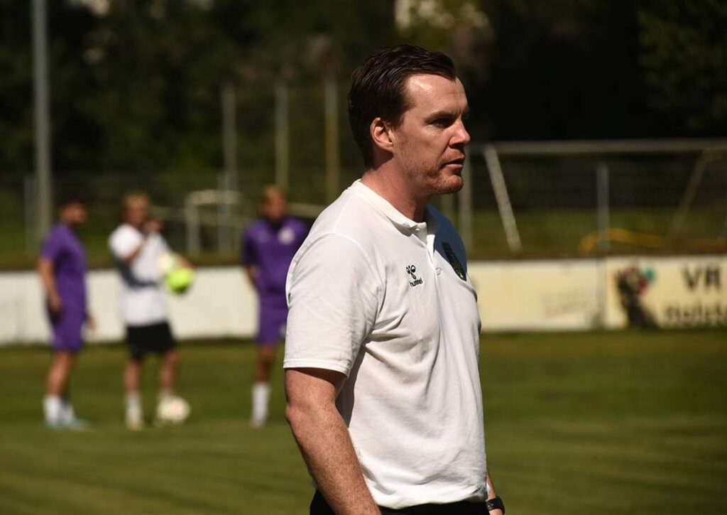 Der Eutiner Trainer Dennis Jaacks. © 2025 Olaf Wegerich Der Eutiner Trainer Dennis Jaacks. © 2025 Olaf Wegerich