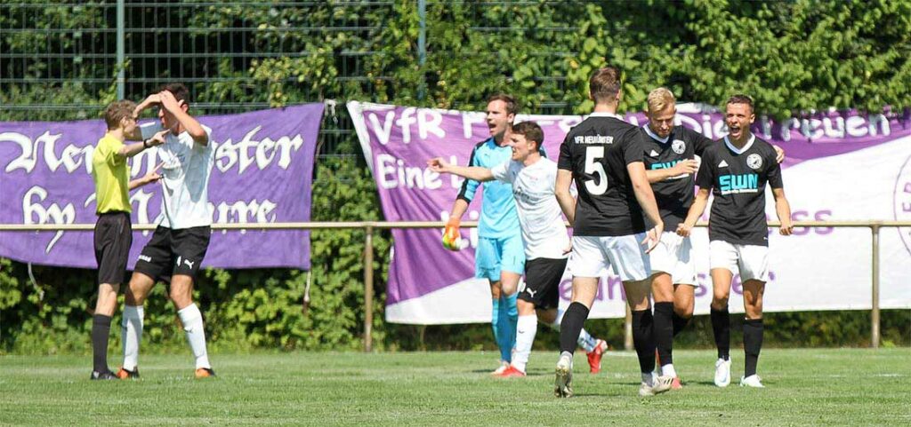 Frust und Freude beieinander - Barho schlägt ob der falschen Entscheidung zum 1-0 die Hände zusammen, Keeper Beckmann und Wagner protestieren und rechts jubelt der VfR