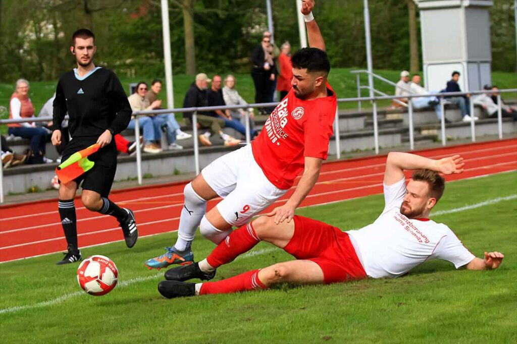 Corvin Rehder (TSV Flintbek) ist hier gegen Halil Karakaya (Schönkirchen) resolut im Tackling. © 2024 Ismail Yesilyurt