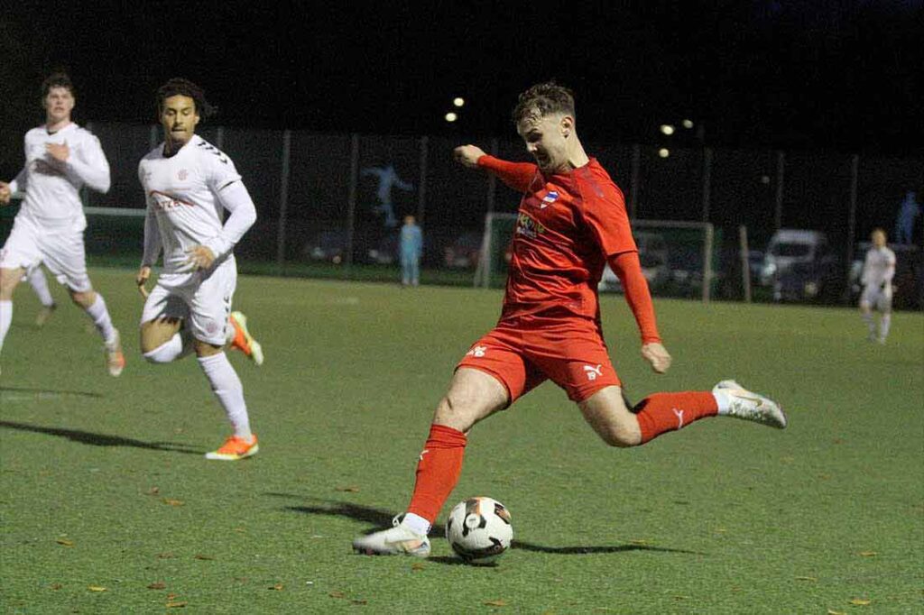 Moritz Haye (Inter Türkspor Kiel) bereitet gerade das wichtige 2:1 vor. © 2024 Ismail Yesilyurt Moritz Haye (Inter Türkspor Kiel) bereitet gerade das wichtige 2:1 vor. © 2024 Ismail Yesilyurt