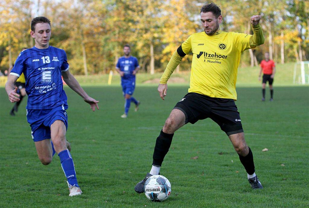 Sascha Lazinka hat aufgepasst (re.), Daniel Kolbe kommt nicht an den Ball Sascha-Lazinka-hat-aufgepasst-(re.),-Daniel-Kolbe-kommt-nicht-an-den-Ball