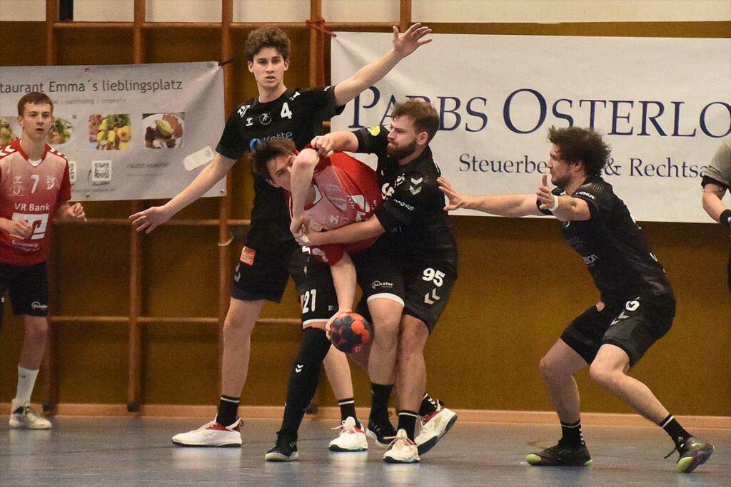 Bordesholm/Brügge kann auch zupacken – Fabian Kühtz ist an Tom Ehrich (li., HG OKT) dran. © 2023 Olaf Wegerich Bordesholm-Brügge kann auch zupacken - Fabian Kühtz ist an Tom Ehrich (li., HG OKT) dran. © 2023 Olaf Wegerich