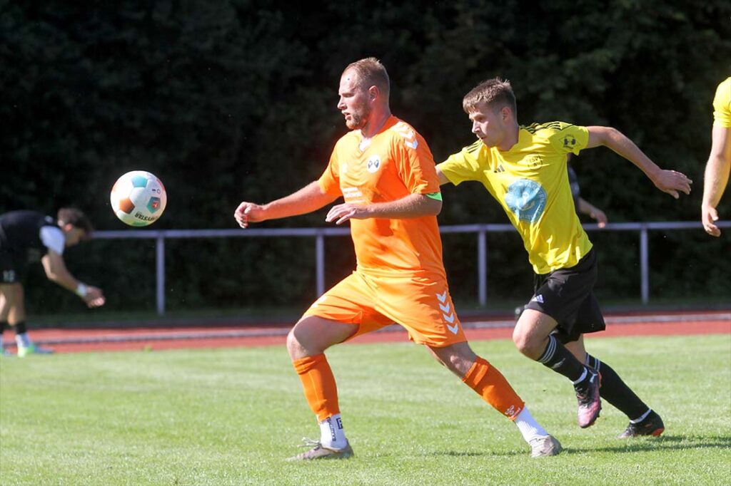 Mats Ellwanger (TSV Altenholz) verfolgt Justin Toth (SVG Pönitz. © 2025 Ismail Yesilyurt Mats Ellwanger (TSV Altenholz) verfolgt Justin Toth (SVG Pönitz. © 2025 Ismail Yesilyurt
