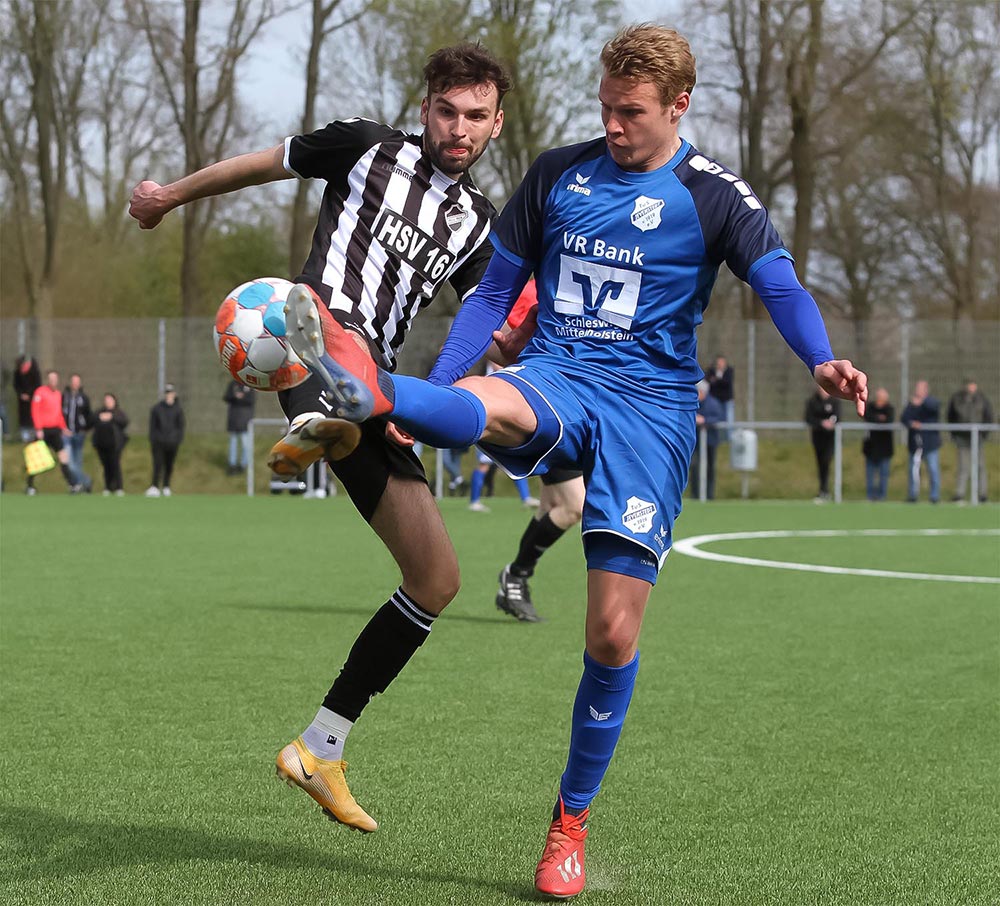 Leon Prüßmann (li., Heikendorfer SV) kommt einen Tick zu spät – schmerzhaftes Foulspiel an Philipp Kriesten. Leon Prüßmann (li., Heikendorfer SV) kommt eine Tick zu spät - schmerzhaftes Foulspiel an Philipp Kriesten. © Ismail Yesilyurt