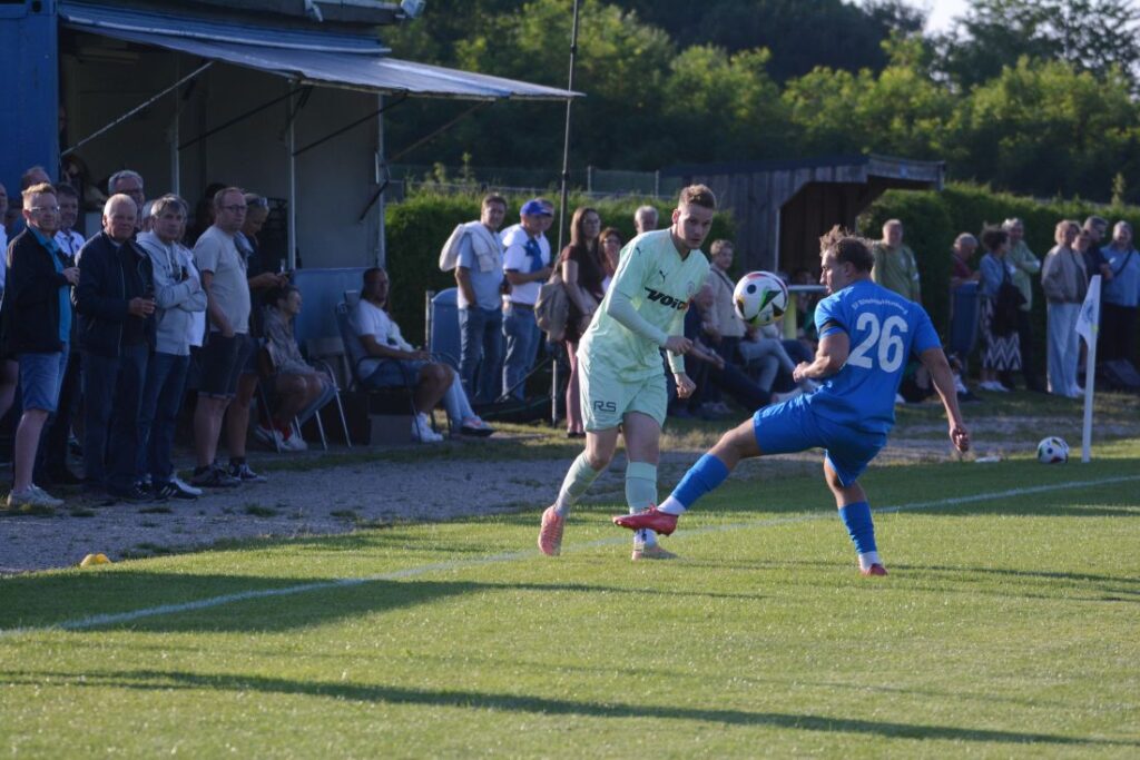 Timo Barendt (PSV Neumünster) gegen Tobias Milz (SV Bönebüttel-Husberg). © 2026 Olaf Wegerich